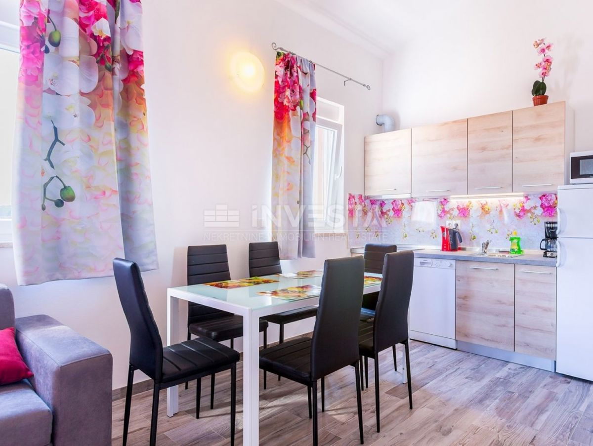 Hrvaška, Istra, Medulin, Apartmajska hiša 630 m², le 100 m od morja, Izjemna lokacija!