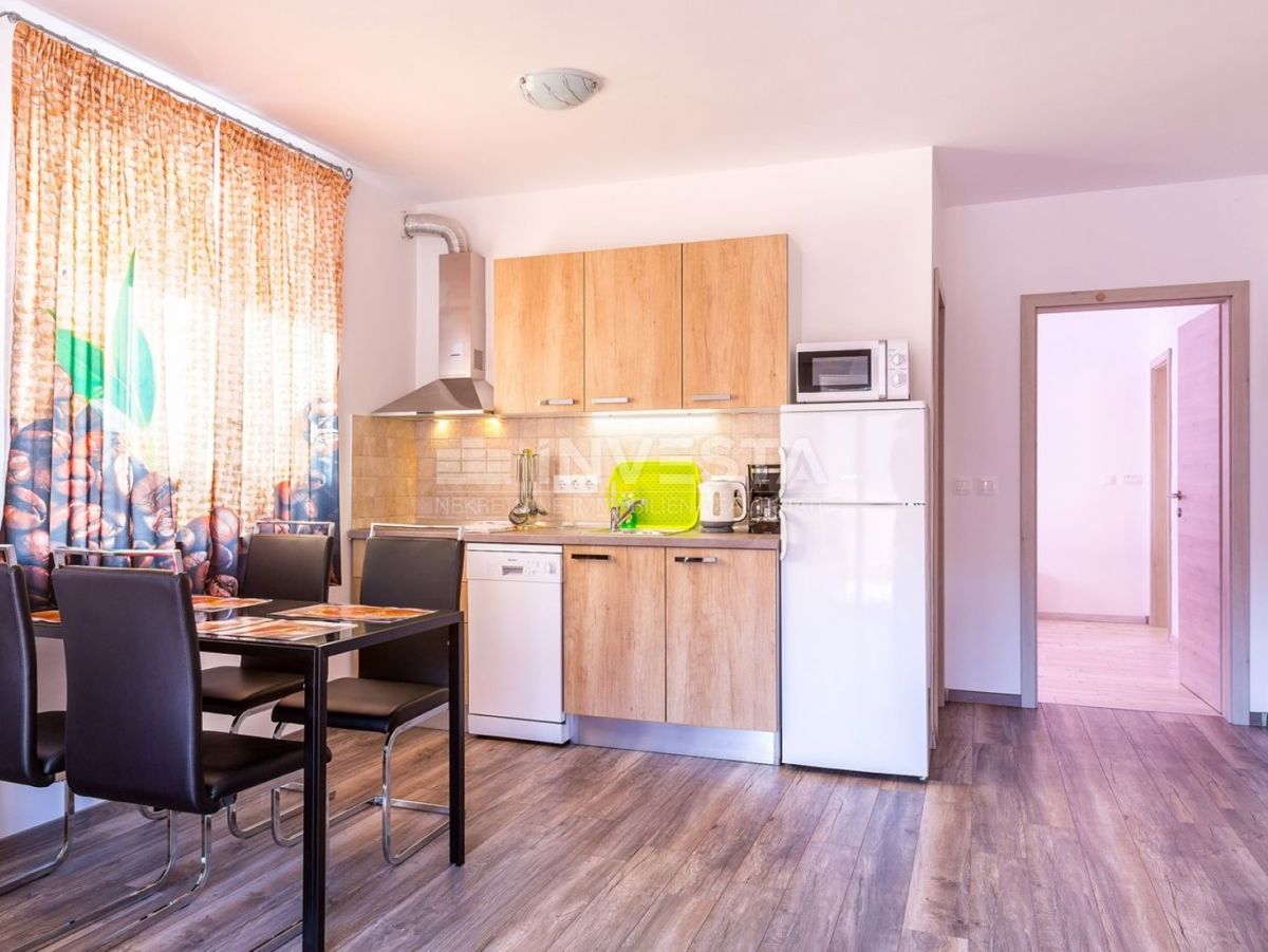 Hrvaška, Istra, Medulin, Apartmajska hiša 630 m², le 100 m od morja, Izjemna lokacija!