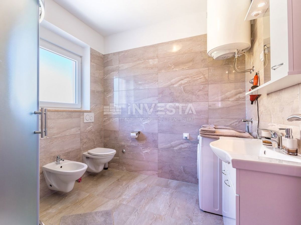 Hrvaška, Istra, Medulin, Apartmajska hiša 630 m², le 100 m od morja, Izjemna lokacija!
