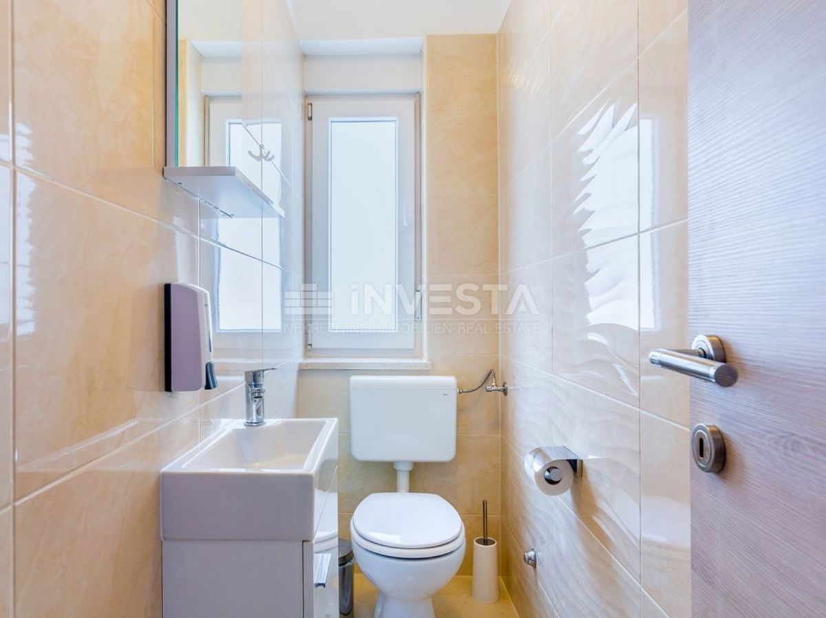 Hrvaška, Istra, Medulin, Apartmajska hiša 630 m², le 100 m od morja, Izjemna lokacija!