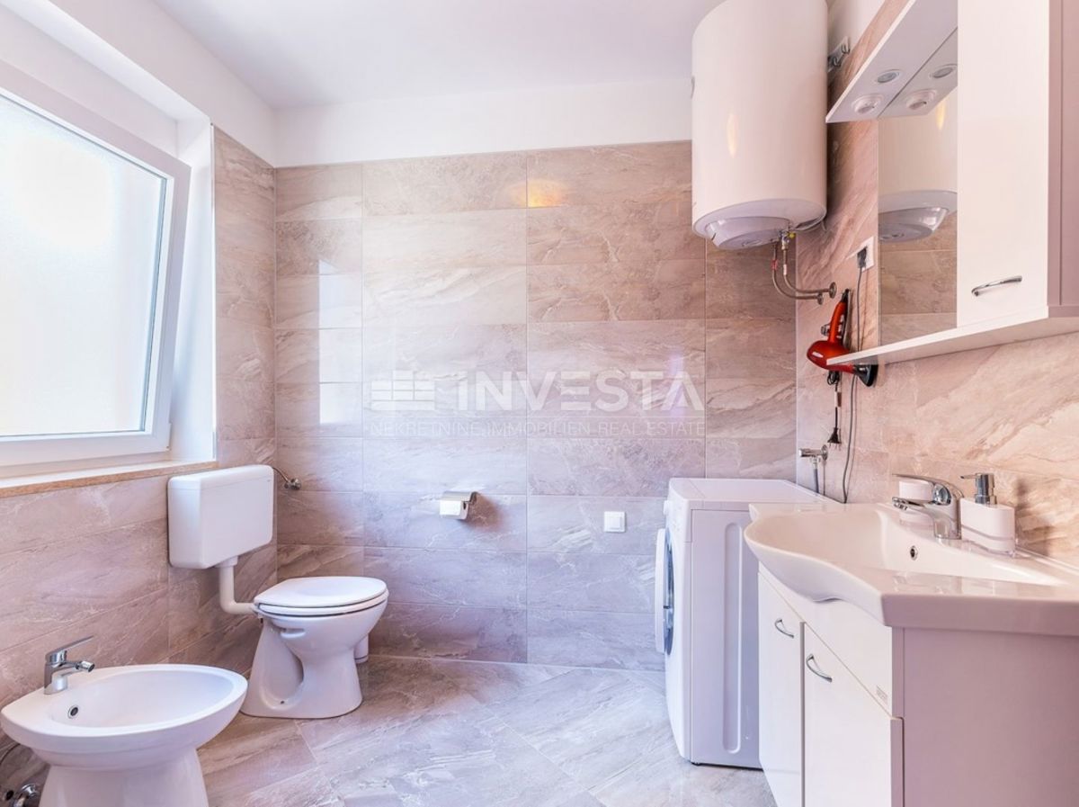 Hrvaška, Istra, Medulin, Apartmajska hiša 630 m², le 100 m od morja, Izjemna lokacija!