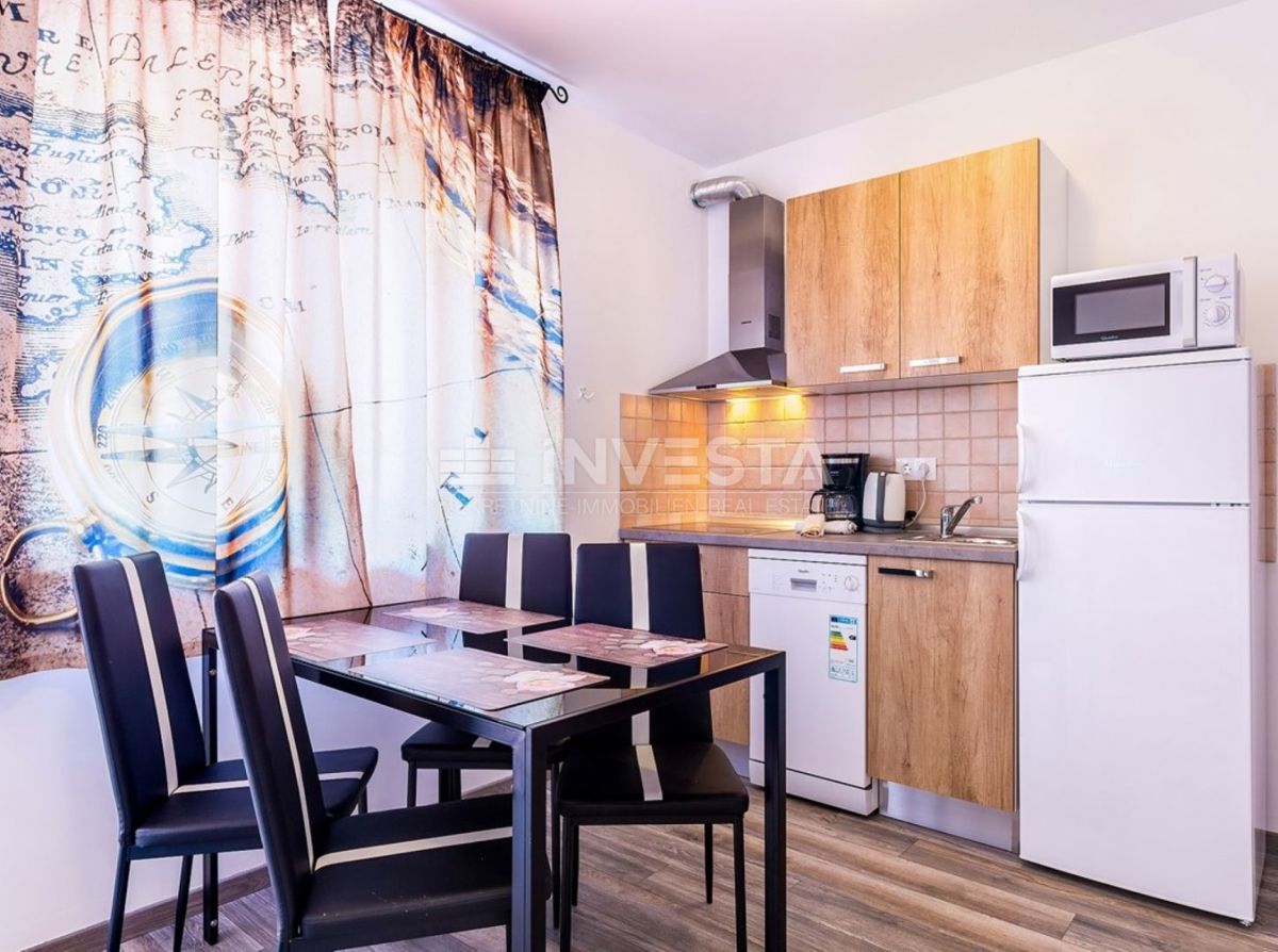 Hrvaška, Istra, Medulin, Apartmajska hiša 630 m², le 100 m od morja, Izjemna lokacija!