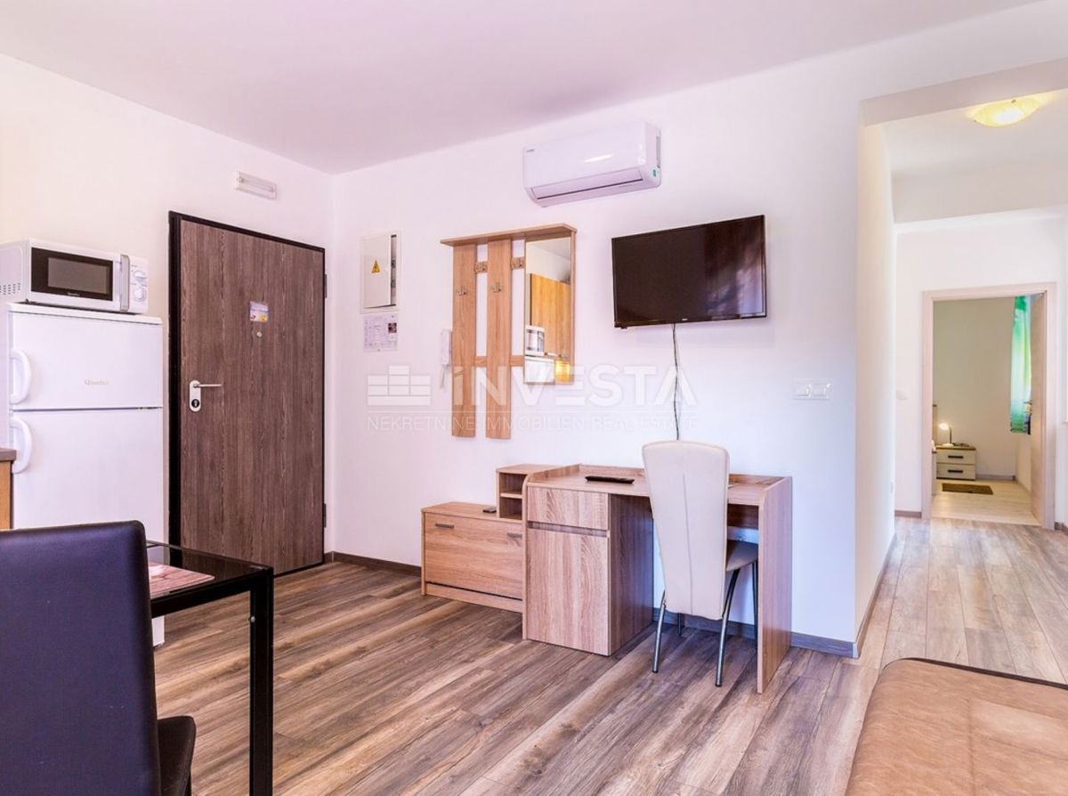 Hrvaška, Istra, Medulin, Apartmajska hiša 630 m², le 100 m od morja, Izjemna lokacija!