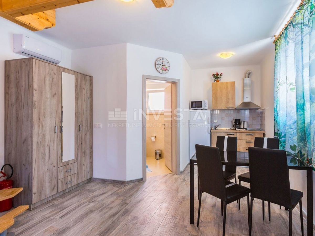 Hrvaška, Istra, Medulin, Apartmajska hiša 630 m², le 100 m od morja, Izjemna lokacija!