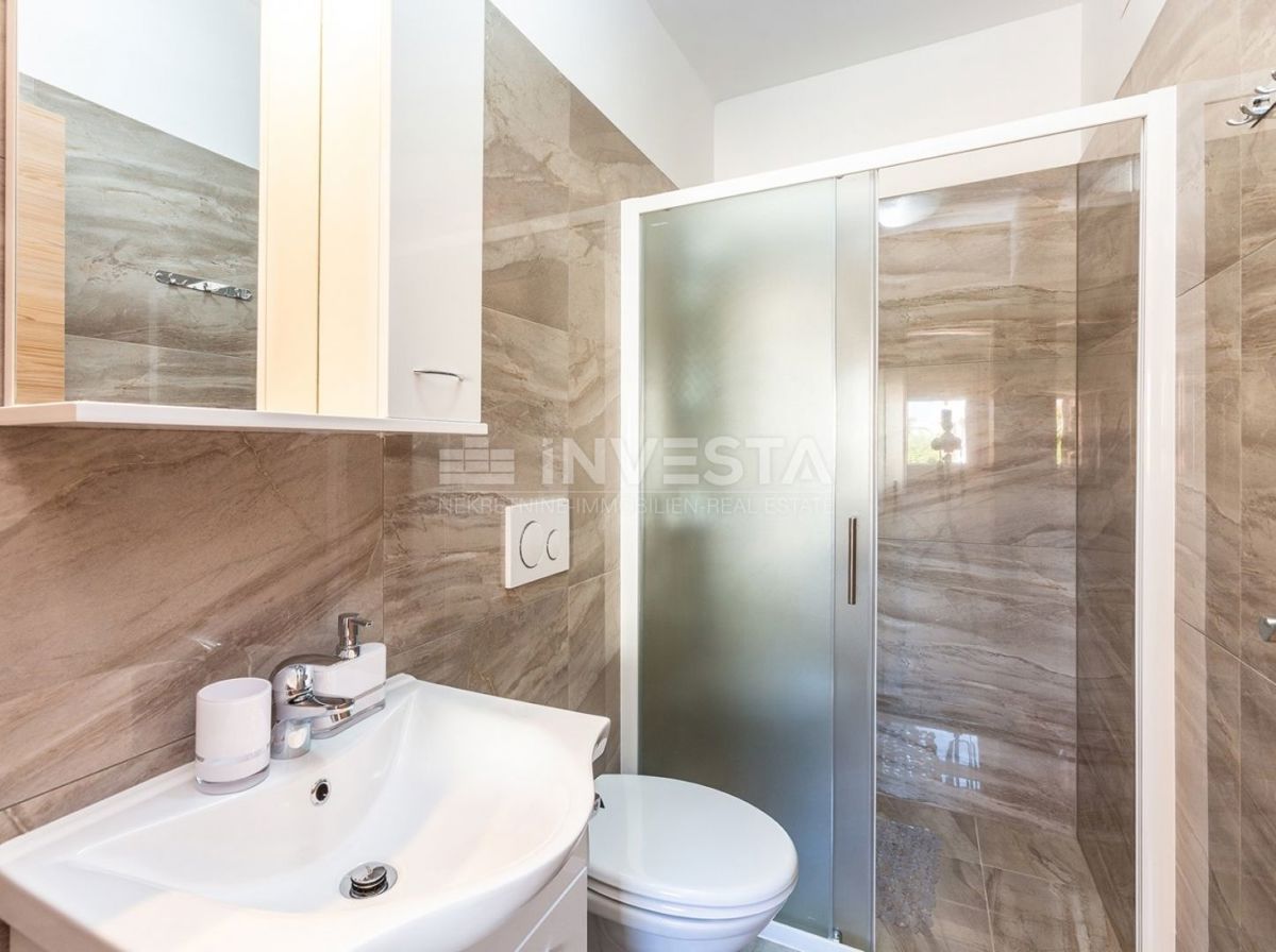 Hrvaška, Istra, Medulin, Apartmajska hiša 630 m², le 100 m od morja, Izjemna lokacija!