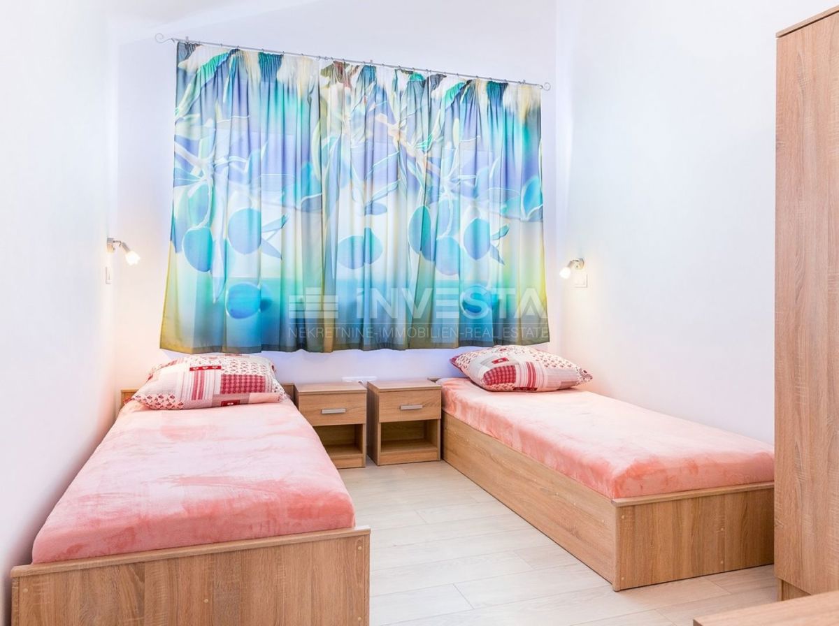 Hrvaška, Istra, Medulin, Apartmajska hiša 630 m², le 100 m od morja, Izjemna lokacija!