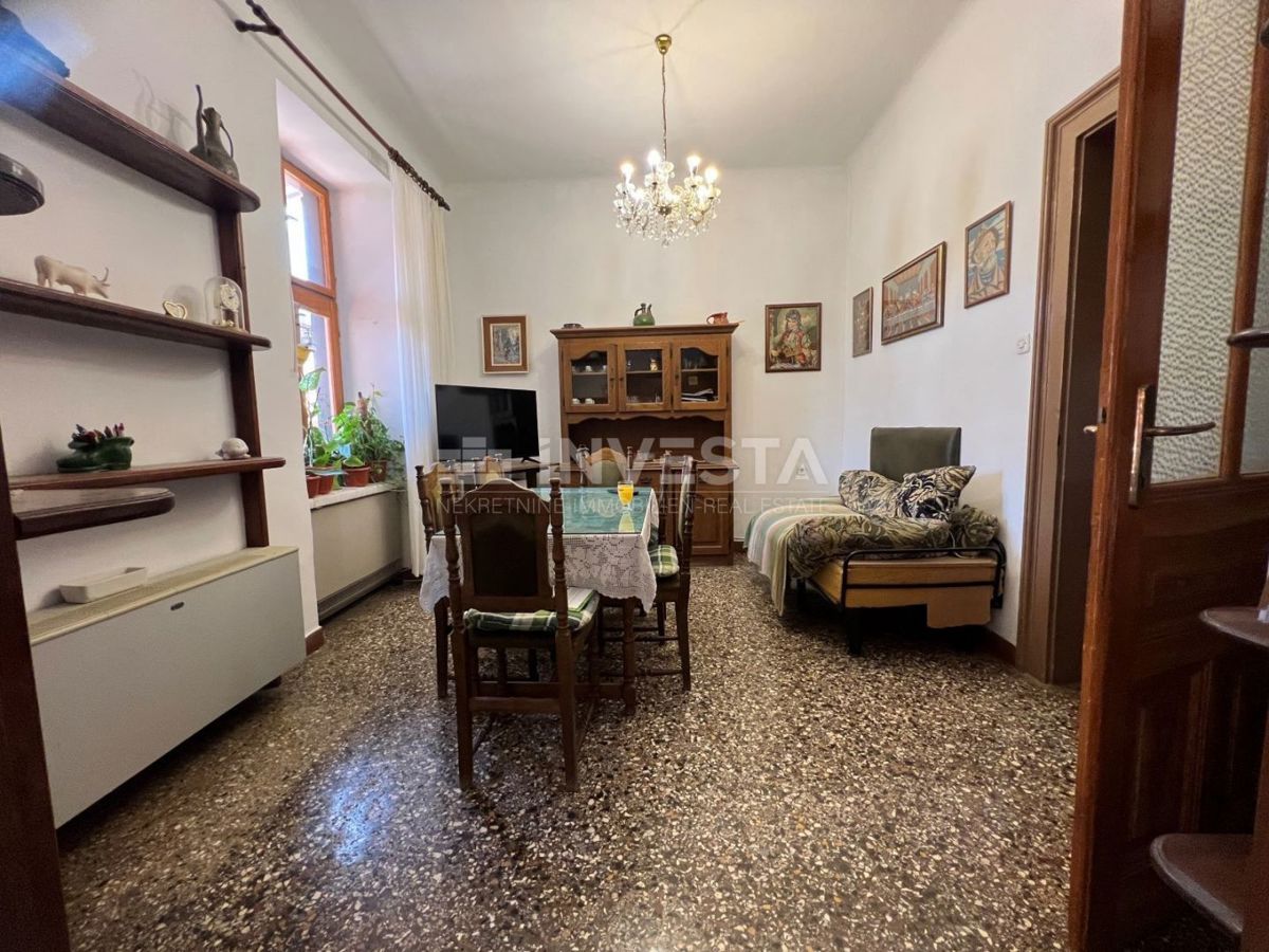 Pula, center, prostorno stanovanje 87m², velika terasa, 3 spalnice