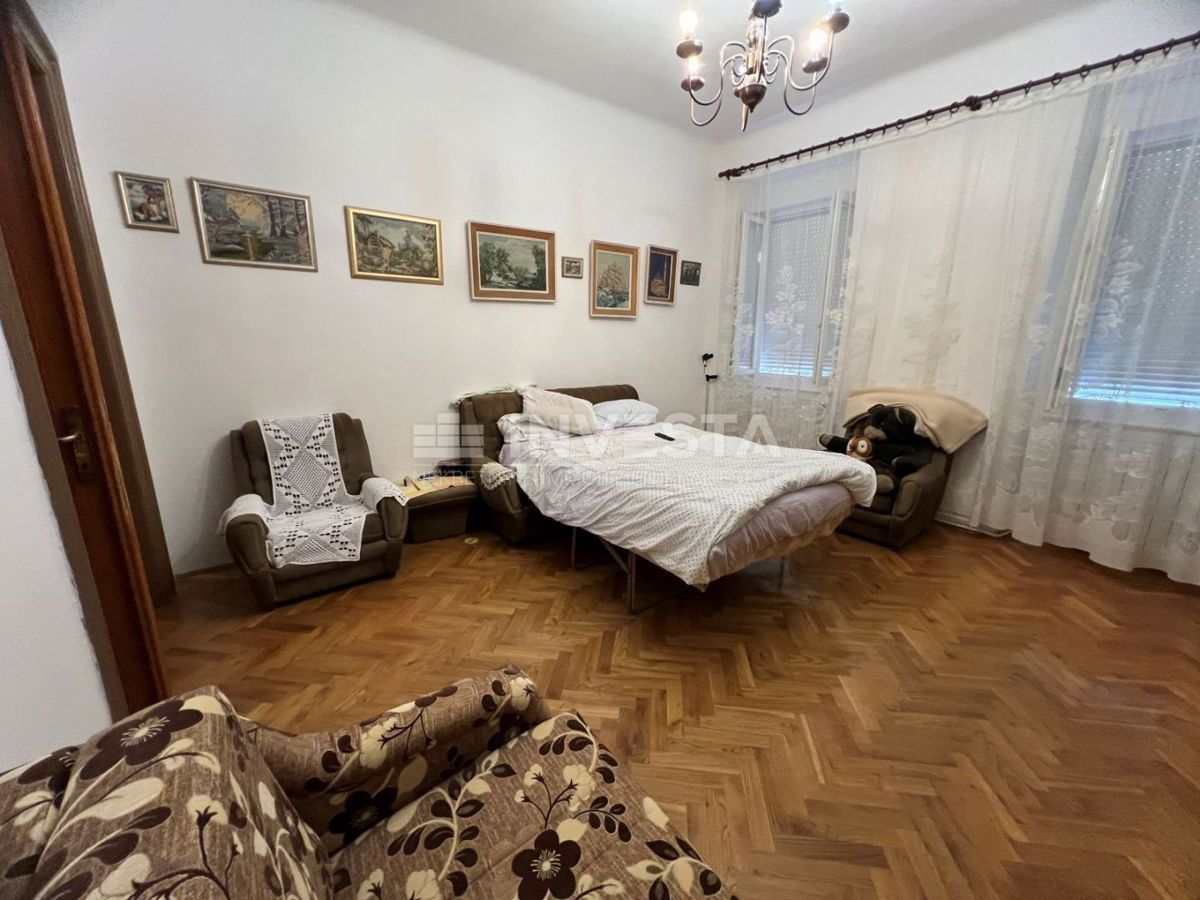 Pula, center, prostorno stanovanje 87m², velika terasa, 3 spalnice