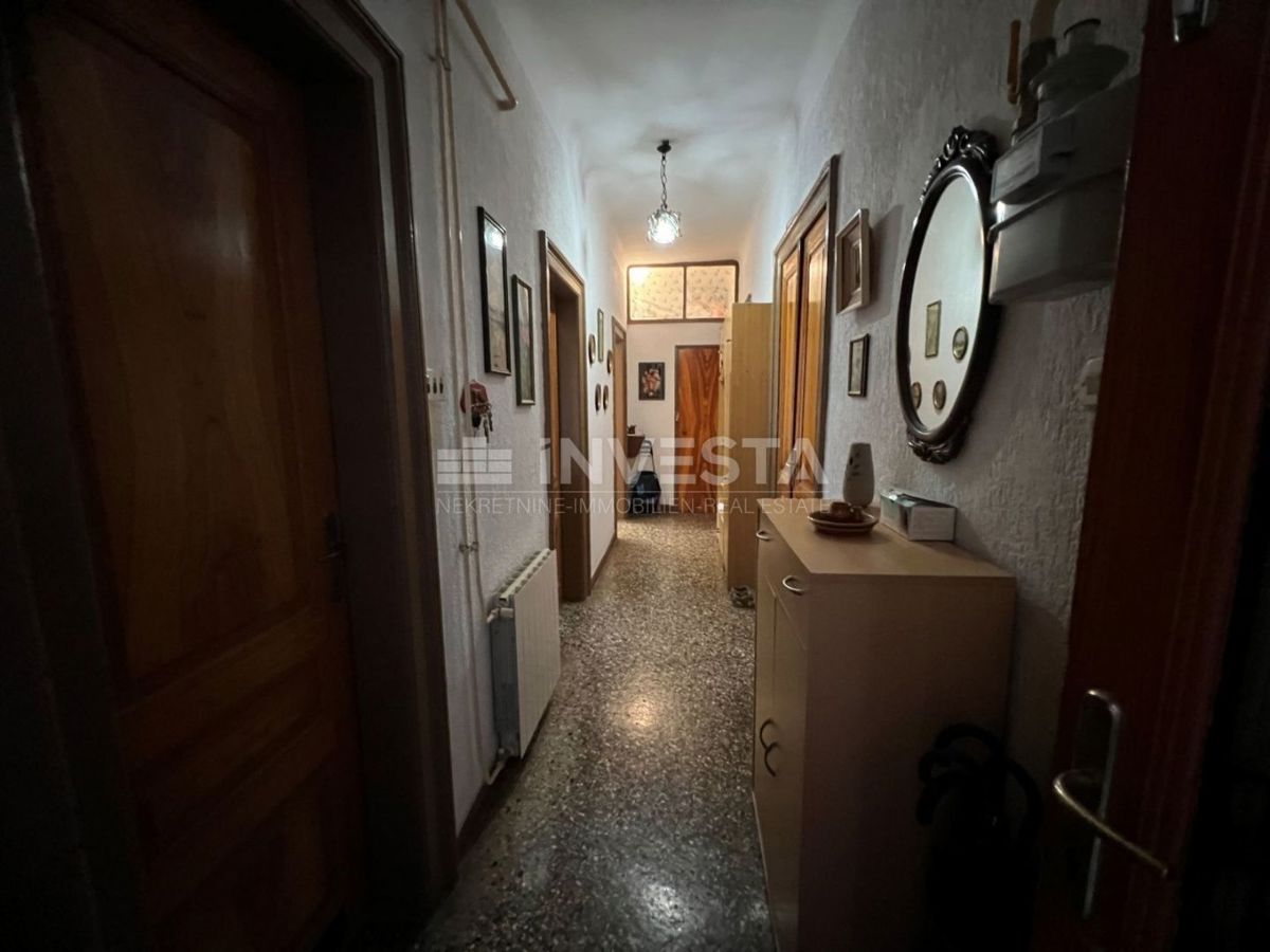 Pula, center, prostorno stanovanje 87m², velika terasa, 3 spalnice