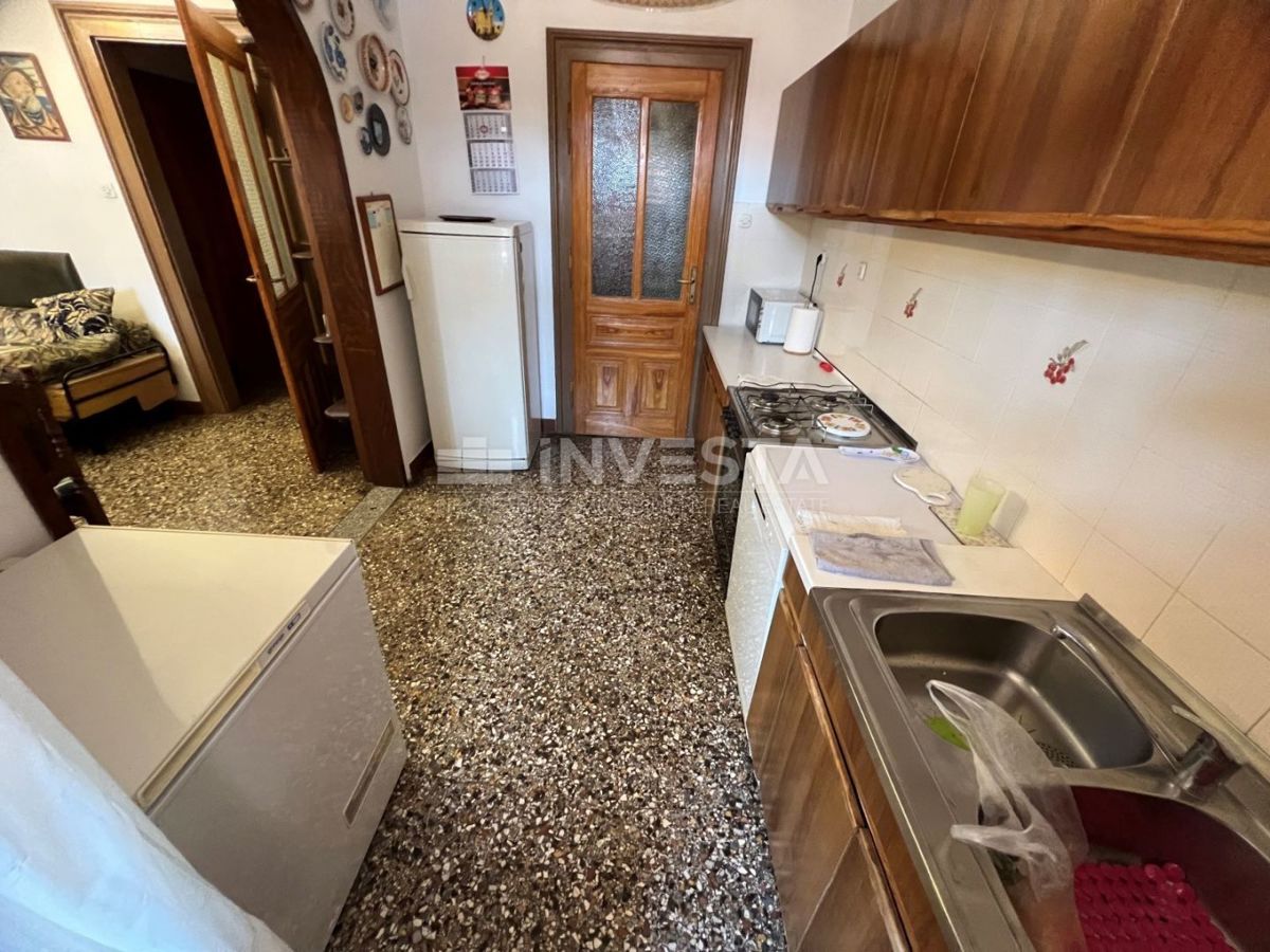 Pula, center, prostorno stanovanje 87m², velika terasa, 3 spalnice