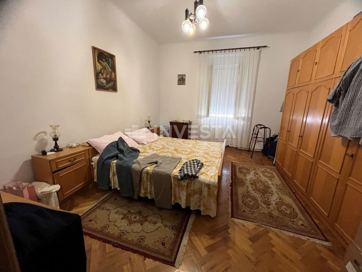 Pula, center, prostorno stanovanje 87m², velika terasa, 3 spalnice