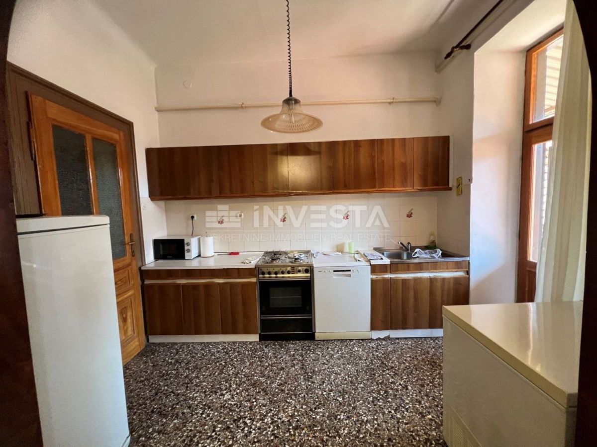 Pula, center, prostorno stanovanje 87m², velika terasa, 3 spalnice