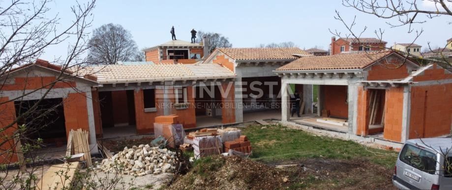 Okolica Tinjana, kamnita vila v izgradnji, 170 m2