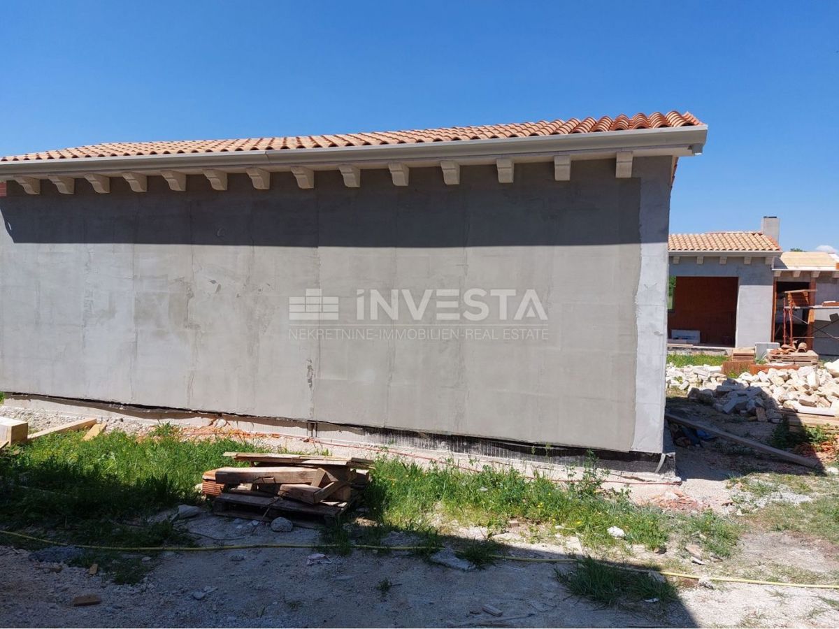 Okolica Tinjana, kamnita vila v izgradnji, 170 m2
