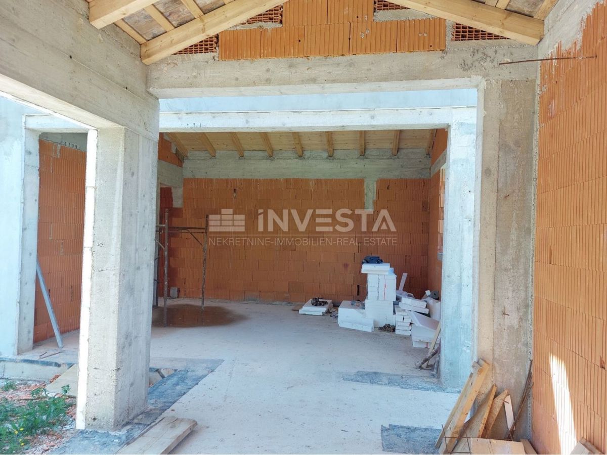 Okolica Tinjana, kamnita vila v izgradnji, 170 m2