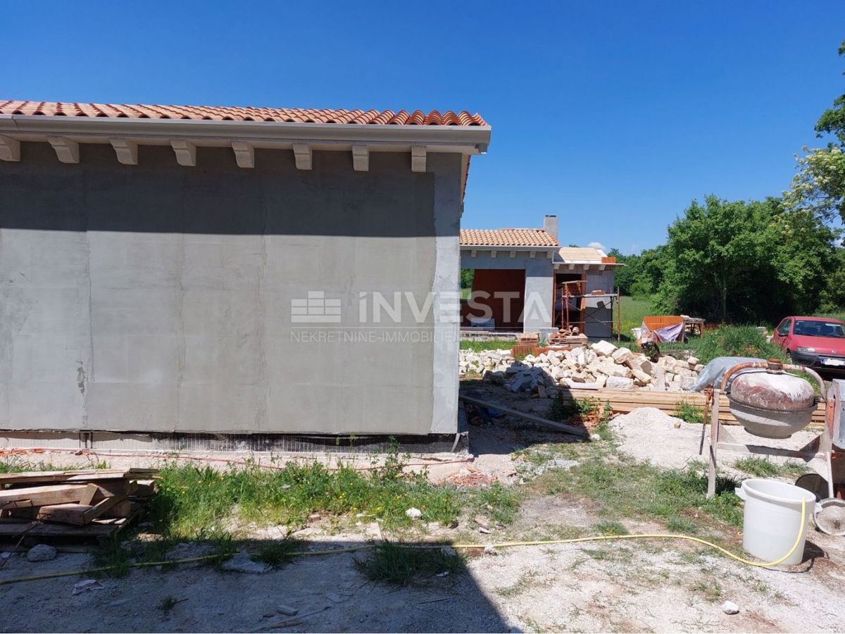 Okolica Tinjana, kamnita vila v izgradnji, 170 m2