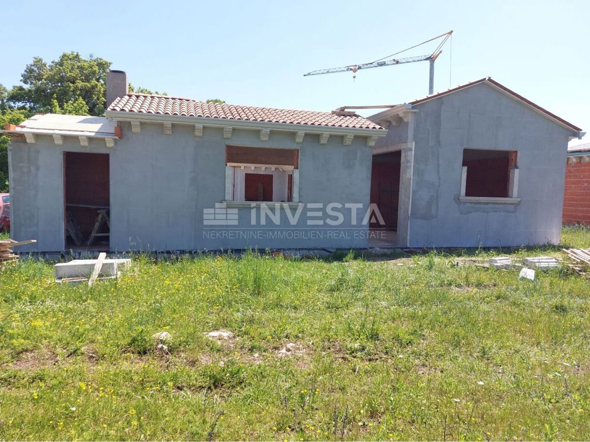 Okolica Tinjana, kamnita vila v izgradnji, 170 m2
