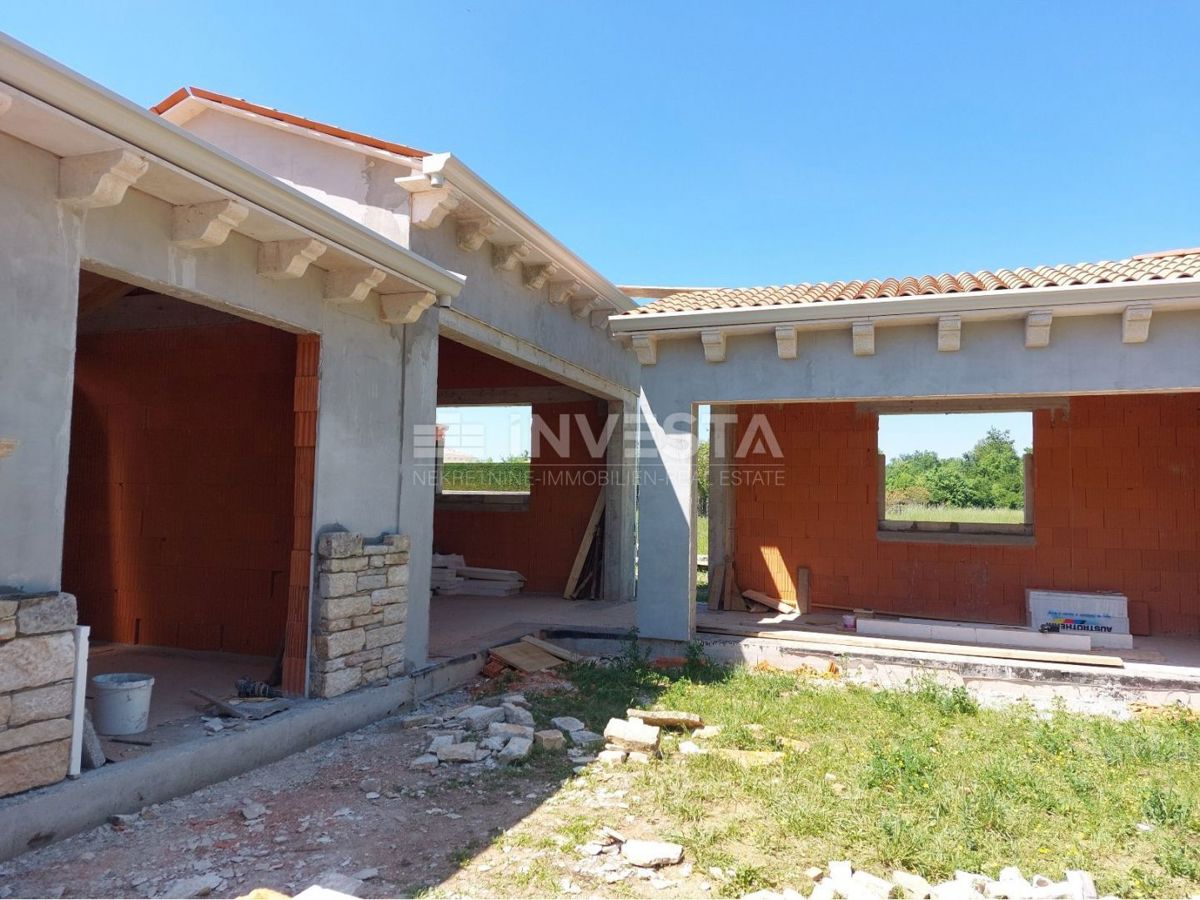 Okolica Tinjana, kamnita vila v izgradnji, 170 m2