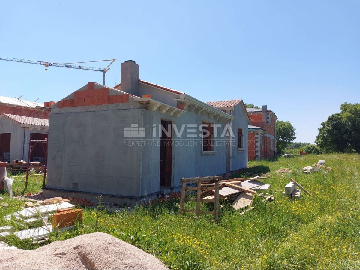 Okolica Tinjana, kamnita vila v izgradnji, 170 m2