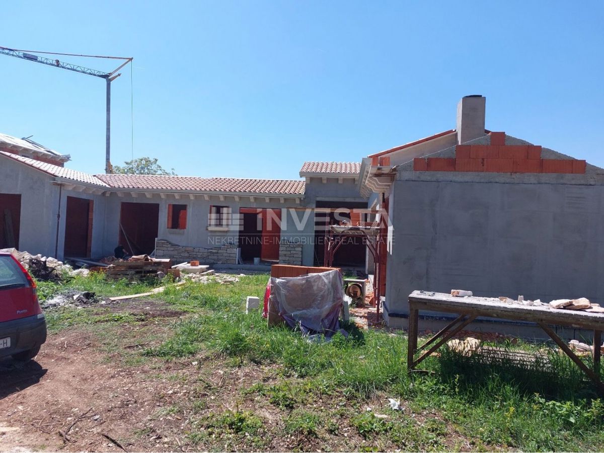 Okolica Tinjana, kamnita vila v izgradnji, 170 m2