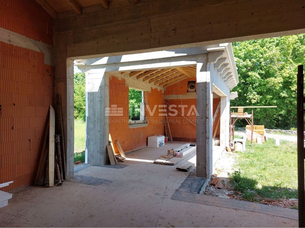 Okolica Tinjana, kamnita vila v izgradnji, 170 m2