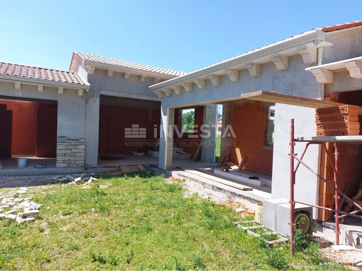 Okolica Tinjana, kamnita vila v izgradnji, 170 m2