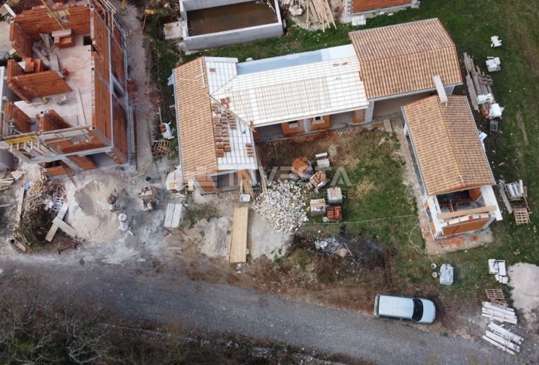 Okolica Tinjana, kamnita vila v izgradnji, 170 m2