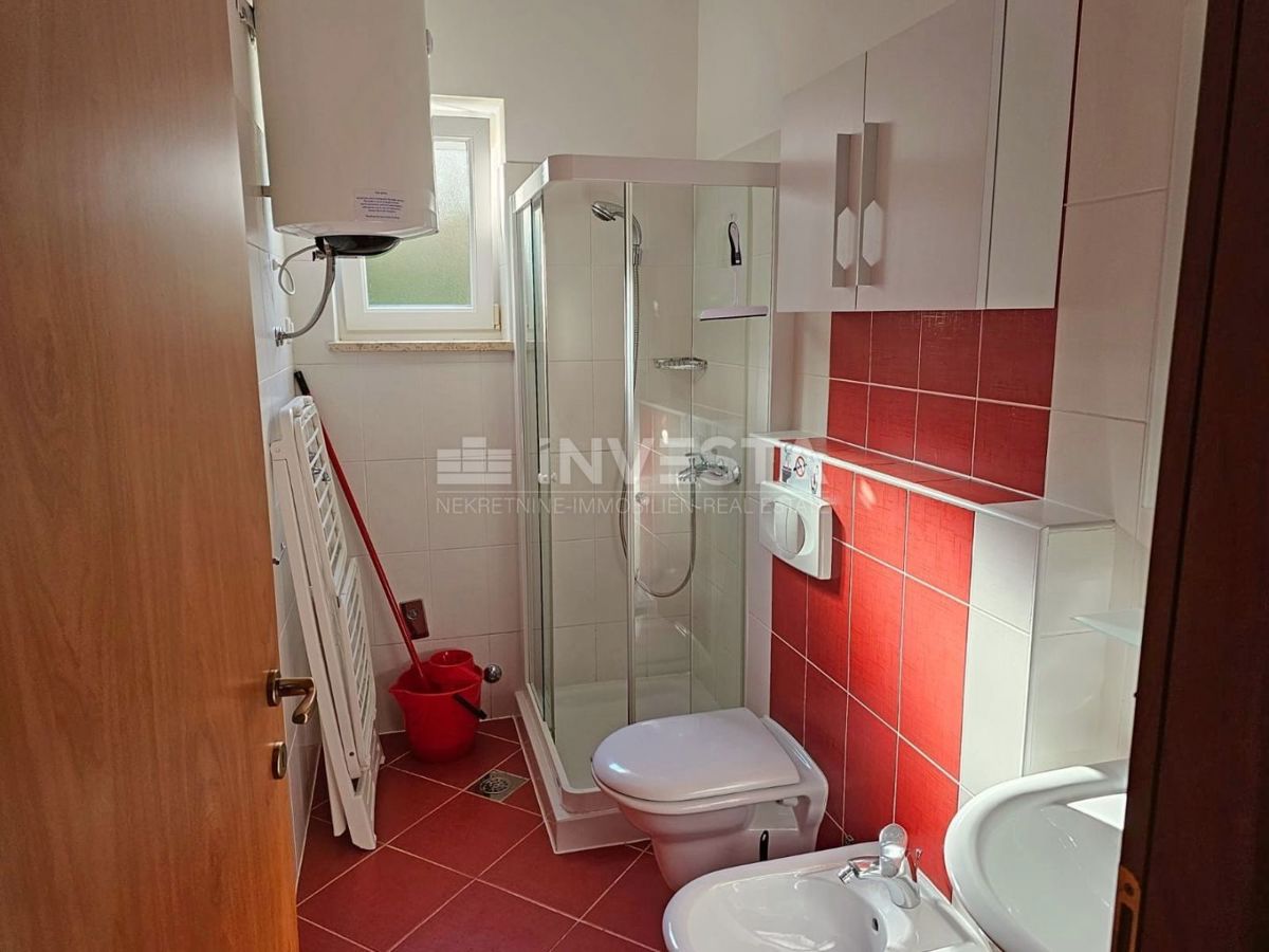 Medulin, samostojna hiša z 2 apartmajema, 200 m od morja