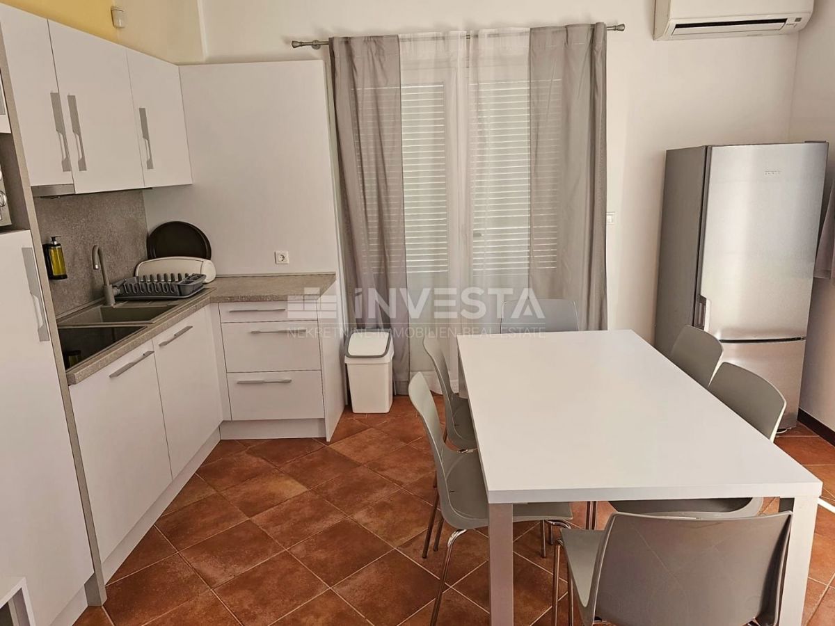 Medulin, samostojna hiša z 2 apartmajema, 200 m od morja