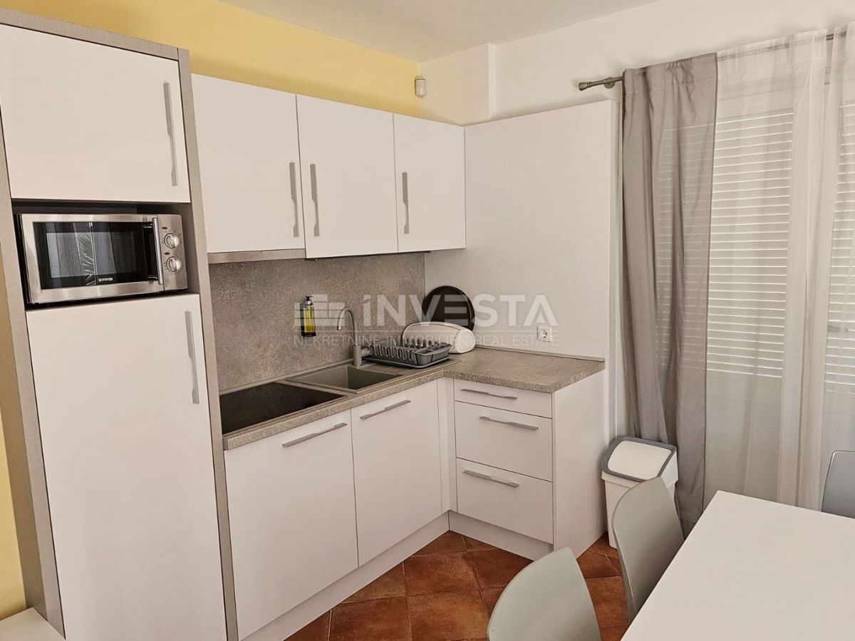 Medulin, samostojna hiša z 2 apartmajema, 200 m od morja