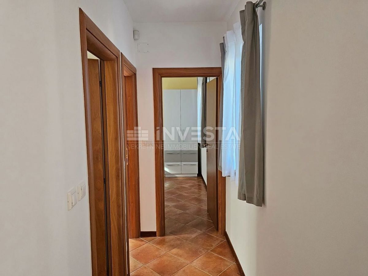 Medulin, samostojna hiša z 2 apartmajema, 200 m od morja