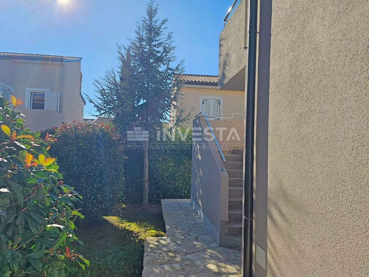 Medulin, samostojna hiša z 2 apartmajema, 200 m od morja