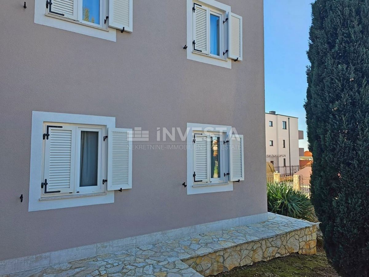 Medulin, samostojna hiša z 2 apartmajema, 200 m od morja