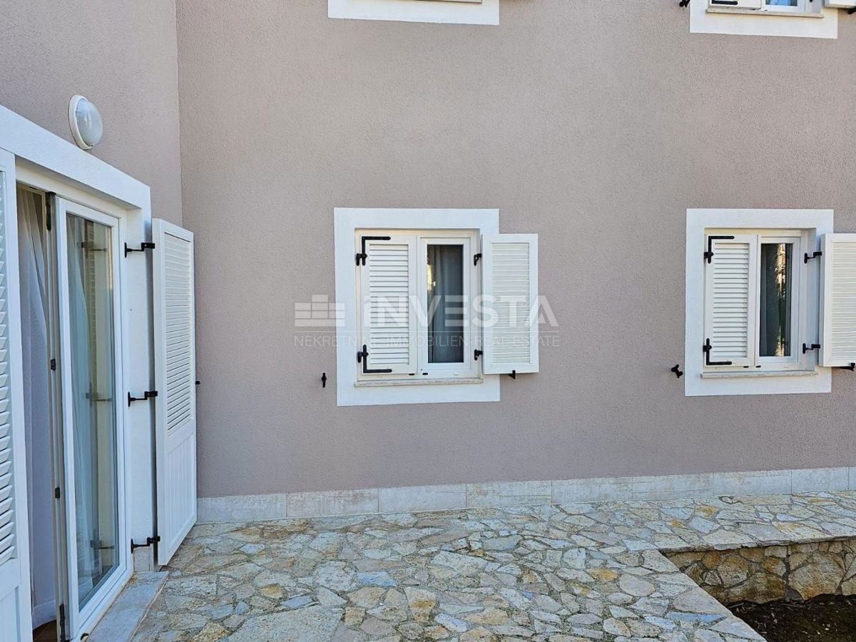 Medulin, samostojna hiša z 2 apartmajema, 200 m od morja