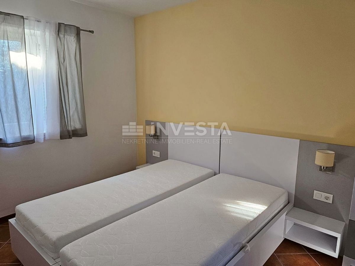 Medulin, samostojna hiša z 2 apartmajema, 200 m od morja