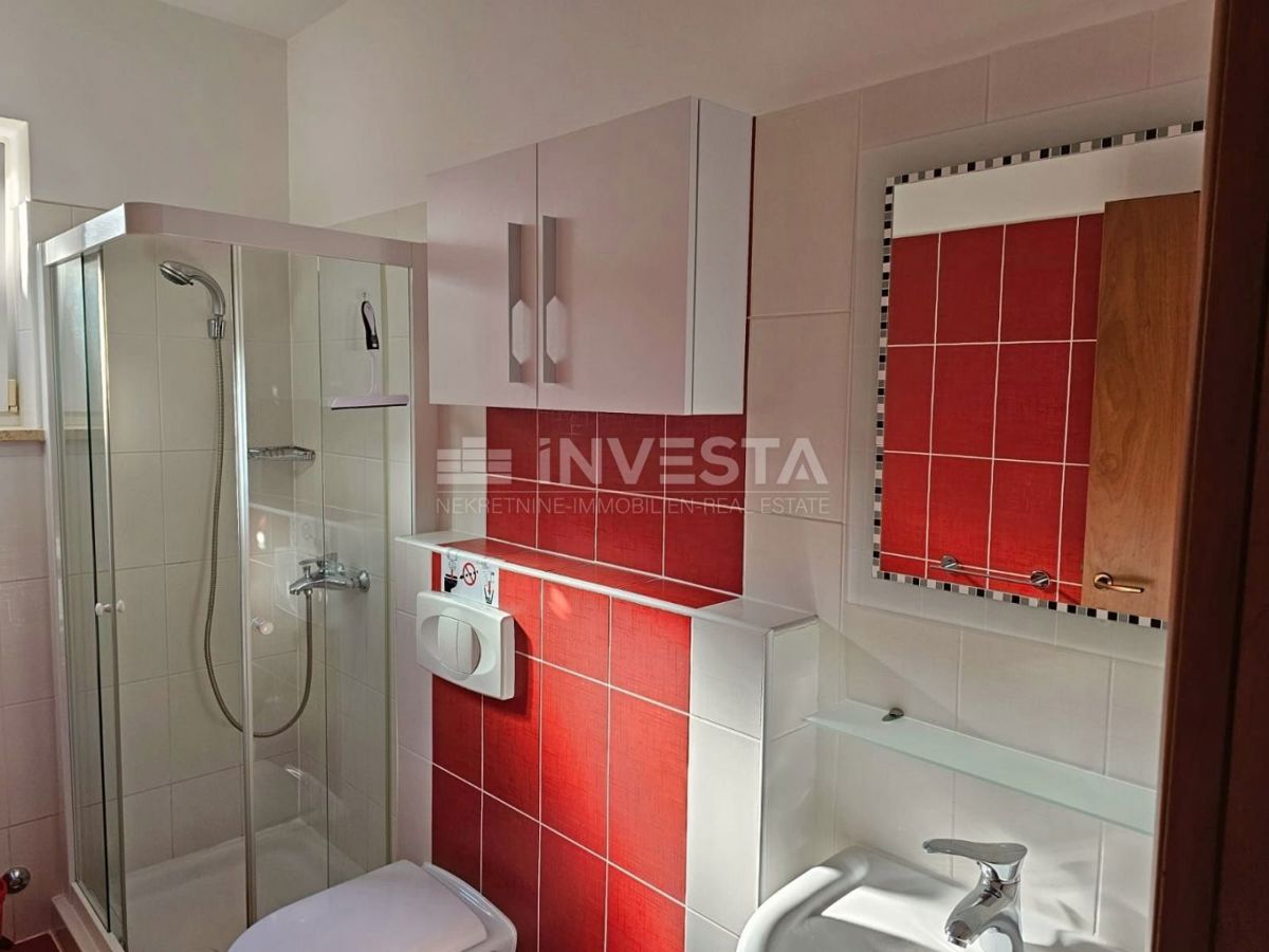 Medulin, samostojna hiša z 2 apartmajema, 200 m od morja