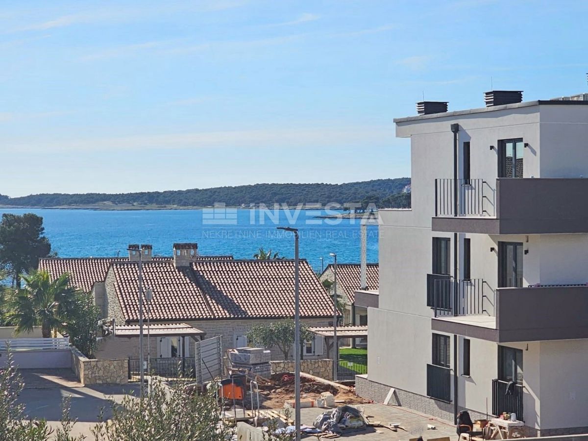 Medulin, samostojna hiša z 2 apartmajema, 200 m od morja