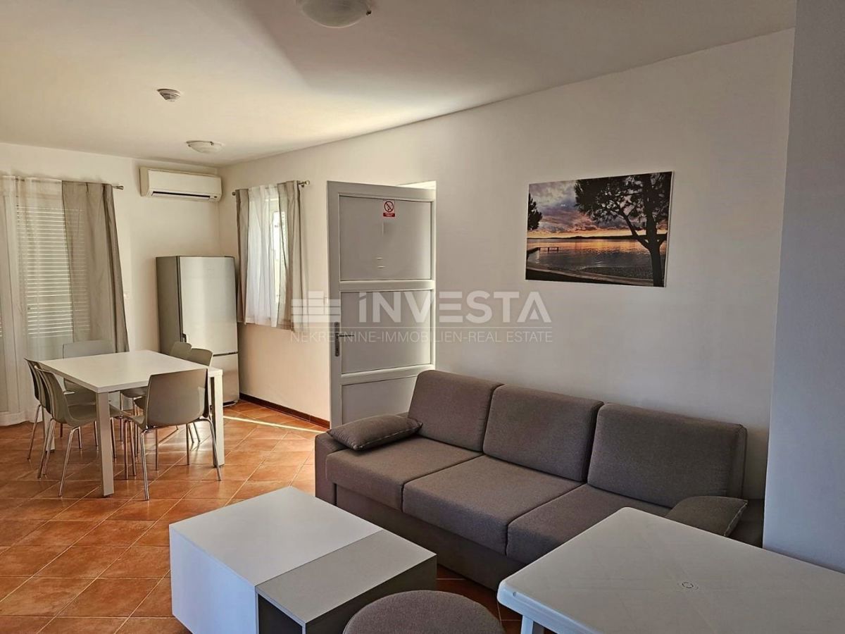 Medulin, samostojna hiša z 2 apartmajema, 200 m od morja