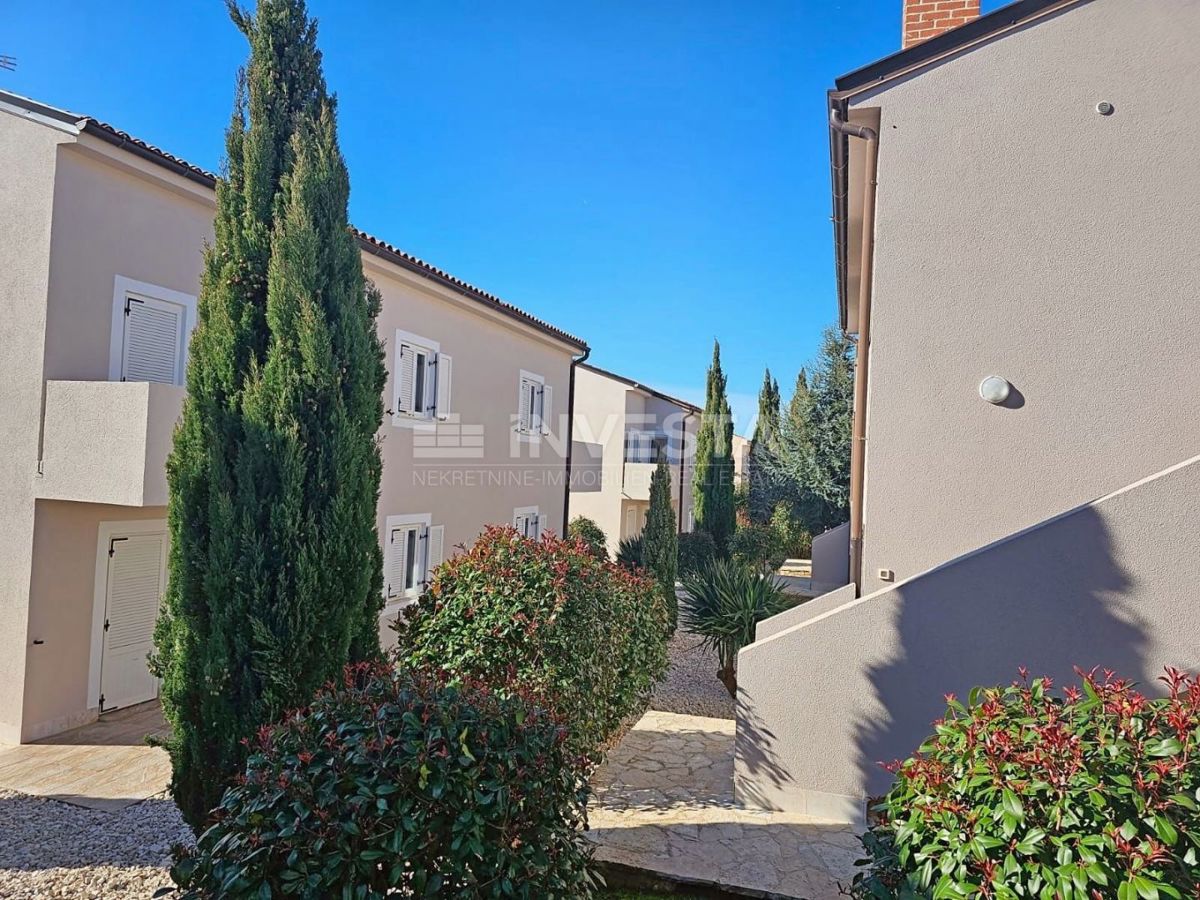 Medulin, samostojna hiša z 2 apartmajema, 200 m od morja