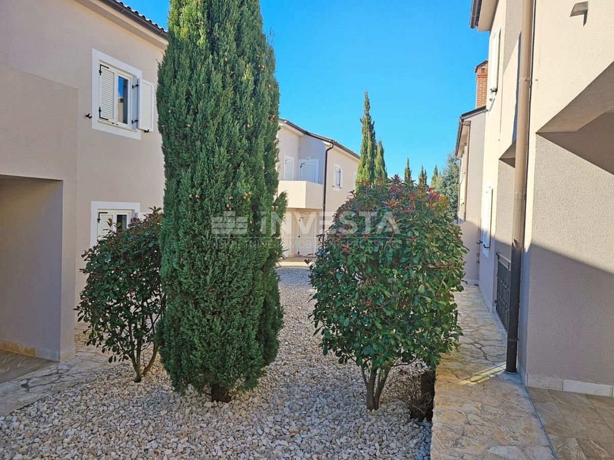 Medulin, samostojna hiša z 2 apartmajema, 200 m od morja