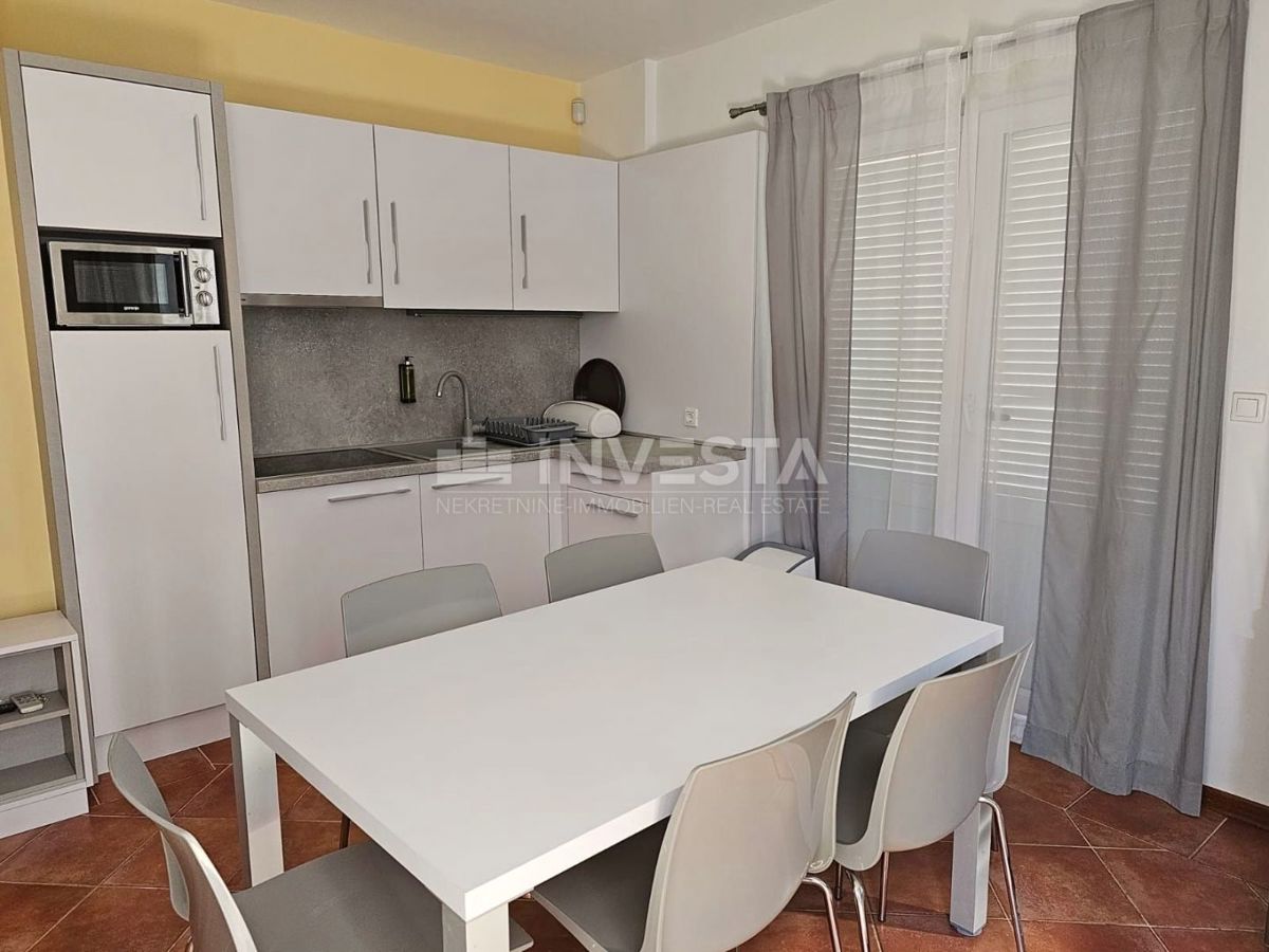 Medulin, samostojna hiša z 2 apartmajema, 200 m od morja