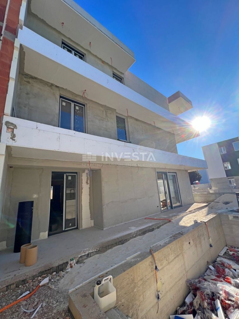 Medulin, dvonadstropni apartma z bazenom, 200 m2, 4 spalnice, blizu morja