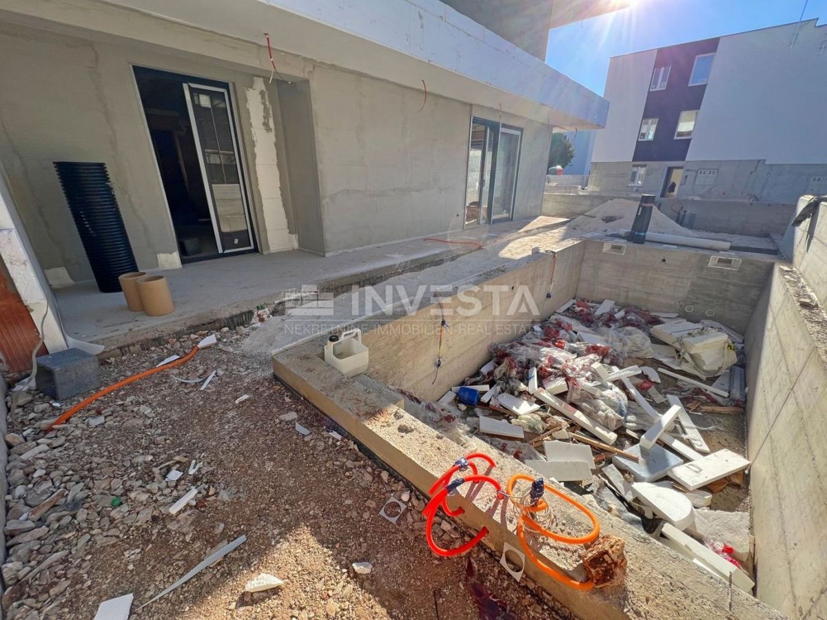 Medulin, dvonadstropni apartma z bazenom, 200 m2, 4 spalnice, blizu morja