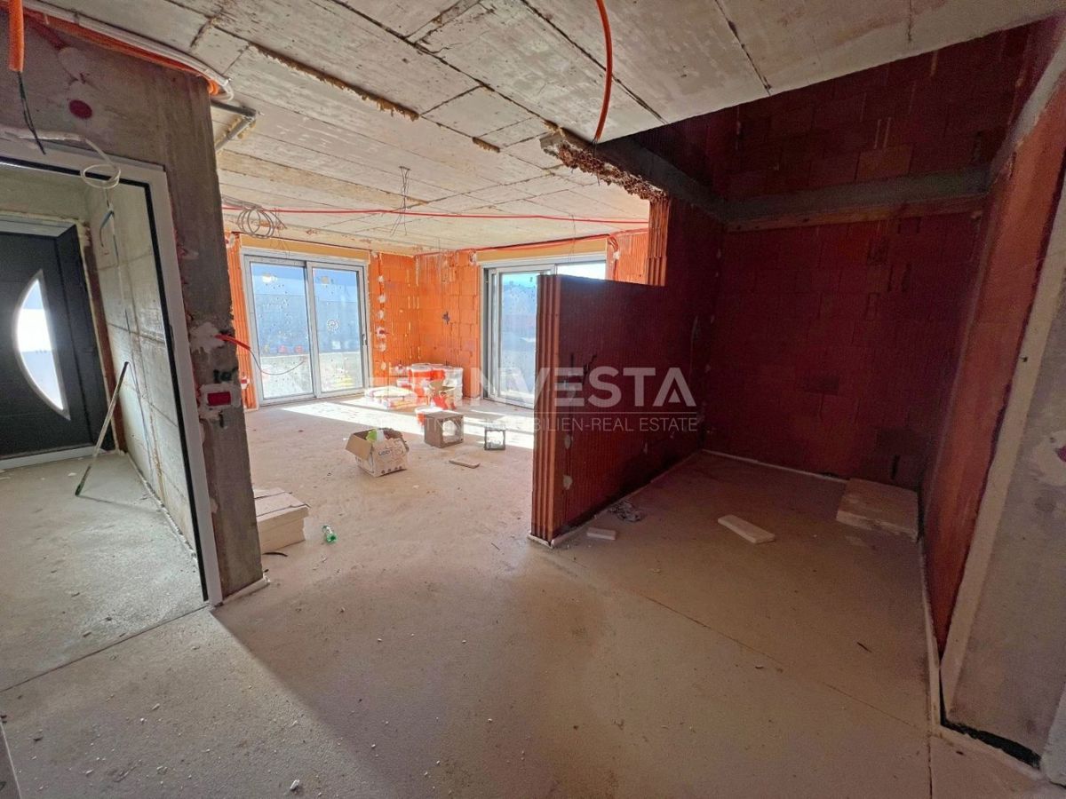 Medulin, dvonadstropni apartma z bazenom, 200 m2, 4 spalnice, blizu morja