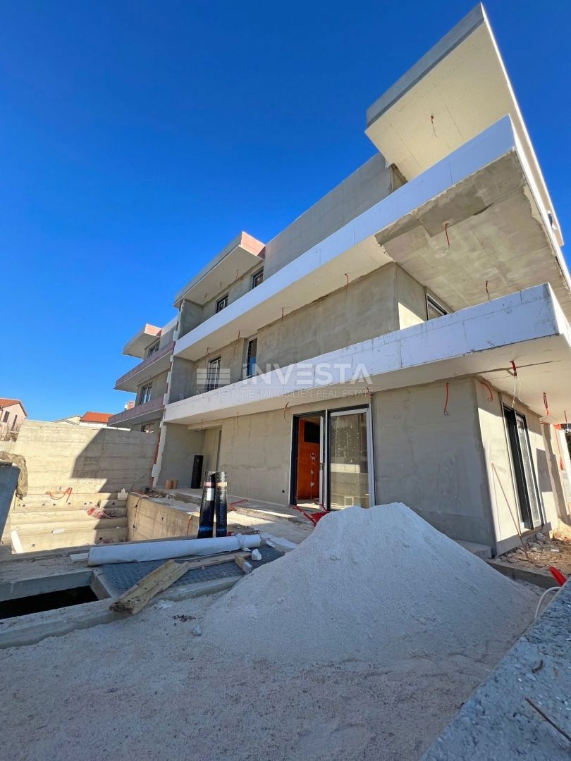 Medulin, dvonadstropni apartma z bazenom, 200 m2, 4 spalnice, blizu morja