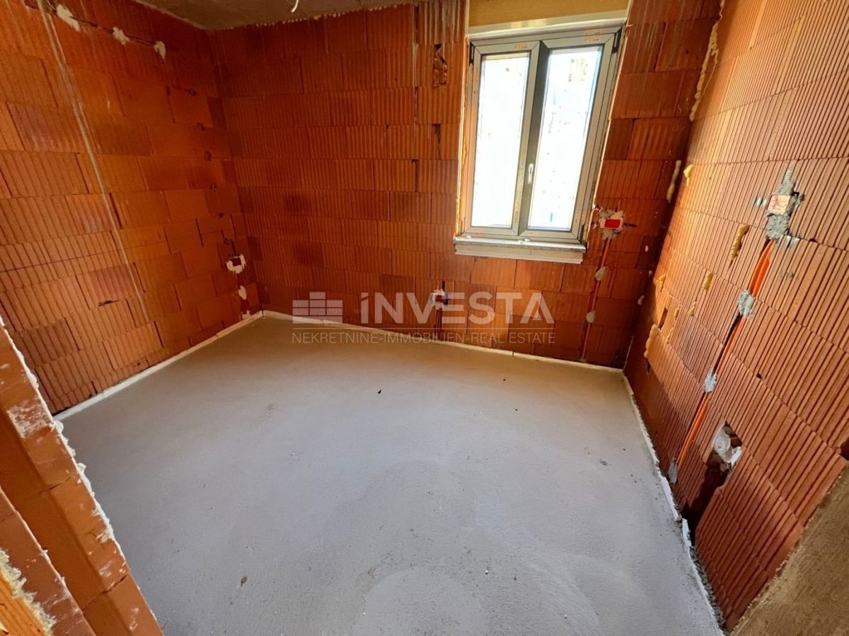 Medulin, dvonadstropni apartma z bazenom, 200 m2, 4 spalnice, blizu morja