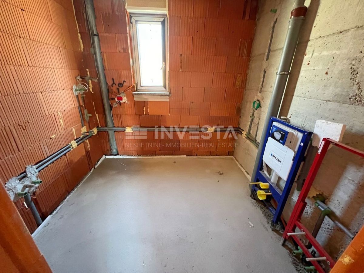 Medulin, dvonadstropni apartma z bazenom, 200 m2, 4 spalnice, blizu morja