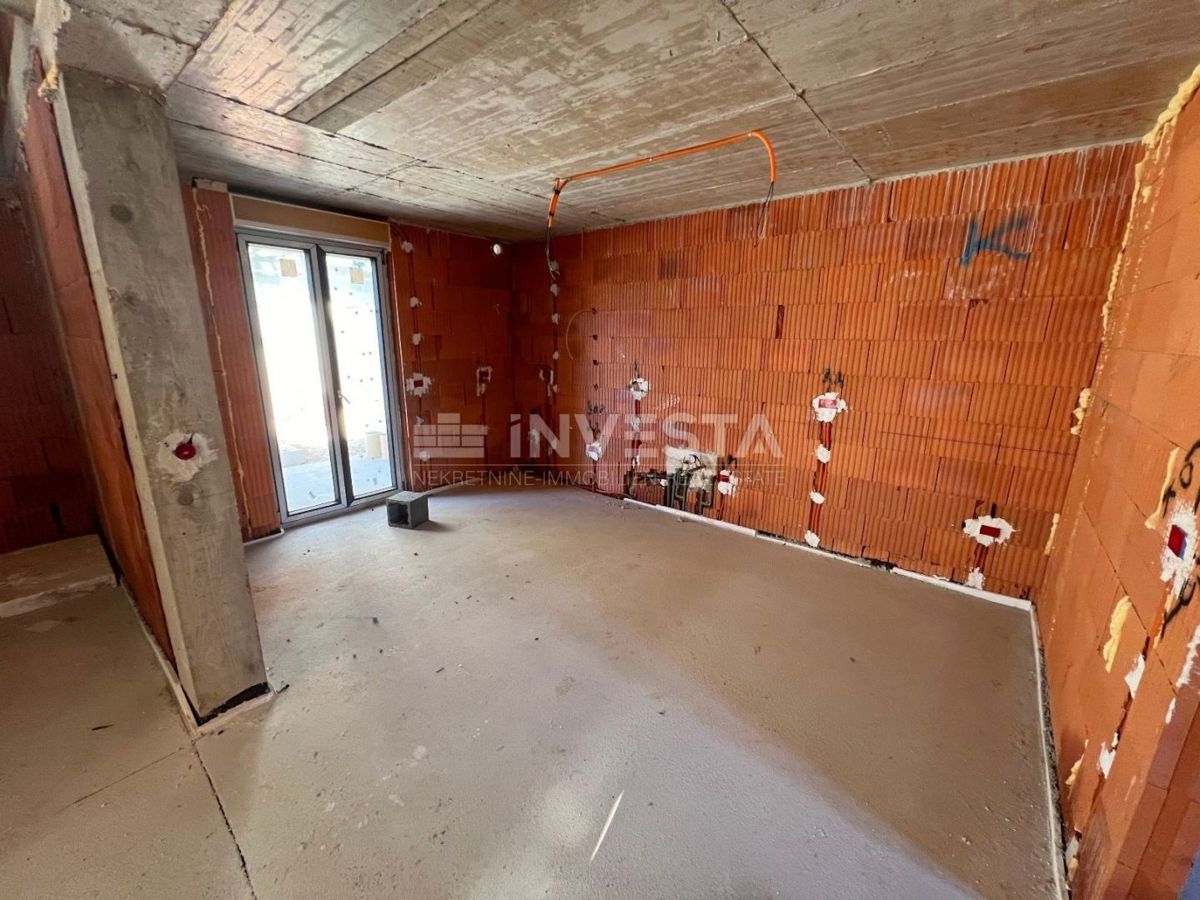 Medulin, dvonadstropni apartma z bazenom, 200 m2, 4 spalnice, blizu morja