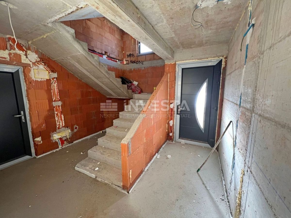 Medulin, dvonadstropni apartma z bazenom, 200 m2, 4 spalnice, blizu morja