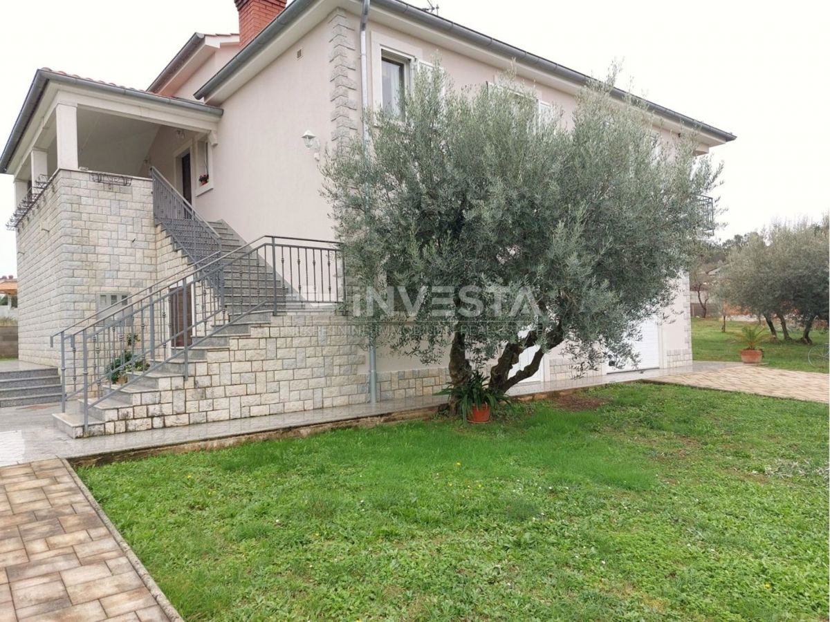 Okolica Svetog Lovreča, družinska hiša z 2 stanovanjskima enotama, 270 m2